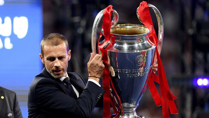 MADRID, SPAIN - JUNE 01: Aleksander Ceferin UEFA president picks up the Champions league trophy in preparation to presenting it to Liverpool during the UEFA Champions League Final between Tottenham Hotspur and Liverpool at Estadio Wanda Metropolitano on June 01, 2019 in Madrid, Spain. (Photo by Matthias Hangst/Getty Images) Ceferin: “Gli stadi italiani sono una vergogna”- immagine 1