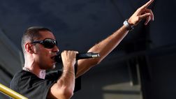 Torino, Marracash con la maglia granata dopo il concerto