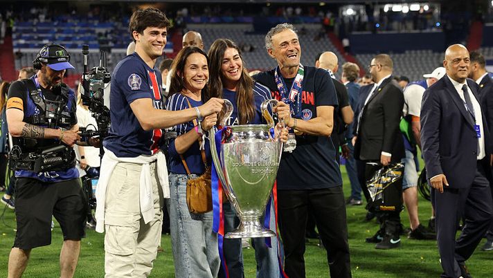 Luis Enrique, allenatore del Psg, con sua moglie Elena Cullell e i suoi figli (Foto di Carl Recine/Getty Images) L’amore di un padre vince la morte: Luis Enrique e Xana, un legame indissolubile - immagine 1