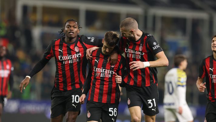 PARMA, ITALY - NOVEMBER 08: Alexis Saelemaekers of AC Milan celebrates with Strahinja Pavlovic and Rafael Leao after scoring the goal during the Serie A match between Parma Calcio 1913 and AC Milan at Stadio Ennio Tardini on November 08, 2025 in Parma, Italy. (Photo by Claudio Villa/AC Milan via Getty Images) napoli milan