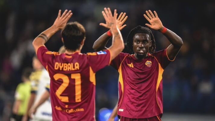 ROME, ITALY - OCTOBER 29: Paulo Dybala and Manu Kone of AS Roma celebrates after goal scored by Mario Hermoso during the Serie A match between AS Roma and Parma Calcio 1913 at Stadio Olimpico on October 29, 2025 in Rome, Italy. (Photo by Fabio Rossi/AS Roma via Getty Images) Dal ruolo di Cristante a Dybala, Wesley e Soulé: le ultime sulla formazione della Roma verso il Milan - immagine 1