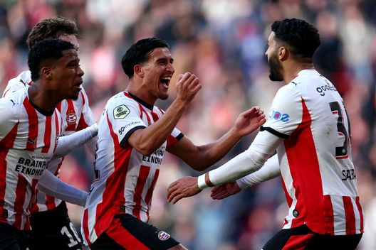 EINDHOVEN, PAESI BASSI - 4 APRILE: Couhaib Driouech del PSV Eindhoven festeggia il quarto gol della sua squadra con i compagni di squadra durante la partita di Eredivisie tra PSV e FC Utrecht al Philips Stadion il 4 aprile 2026 a Eindhoven, Paesi Bassi. (Foto di Dean Mouhtaropoulos/Getty Images)