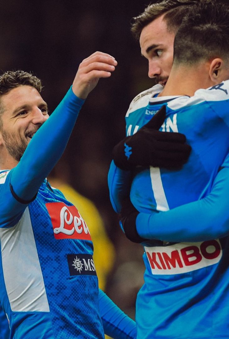 Poco più di 3 ore separano Inter-Napoli dal suo fischio d'inizio. Valevole per la 19ª giornata di Serie A, la gara andrà in scena alle 20:45 odierno. Nel frattempo, per smorzare l'attesa, l'account Instagram della società partenopea ha pubblicato un post composto da dodici fotografie, una per ogni battaglia che ha avuto per protagoniste, nella splendida cornice di San Siro, la compagine nerazzurra e quella campana. Un viaggio che va a ritroso: dalla stagione più recente, ovvero la 2024/25, fino ad arrivare all'annata 2013/14.
