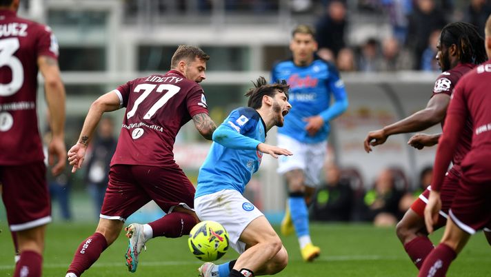 TURIN, ITALY - MARCH 19: Andre-Frank Zambo Anguissa of SSC Napoli clashes with Karol Linetty of Torino FC during the Serie A match between Torino FC and SSC Napoli at Stadio Olimpico di Torino on March 19, 2023 in Turin, Italy. (Photo by Valerio Pennicino/Getty Images) La moviola di Torino-Napoli 0-4: Linetty ingenuo, il rigore è netto - immagine 1