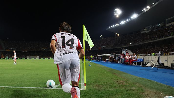 LECCE, ITALY - AUGUST 29: Luka Modric of AC Milan in action during the Serie A match between US Lecce and AC Milan at Stadio Via del Mare on August 29, 2025 in Lecce, Italy. (Photo by Claudio Villa/AC Milan via Getty Images) Modric qualità