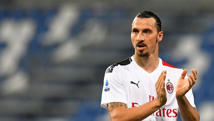 REGGIO NELL'EMILIA, ITALY - JULY 21: Zlatan Ibrahimovic of AC Milan gestures during the Serie A match between US Sassuolo and AC Milan at Mapei Stadium - Città del Tricolore on July 21, 2020 in Reggio nell'Emilia, Italy. (Photo by Alessandro Sabattini/Getty Images) Milan, 2 gennaio 2020: il giorno in cui Ibrahimovic cambiò il destino dei rossoneri - immagine 1