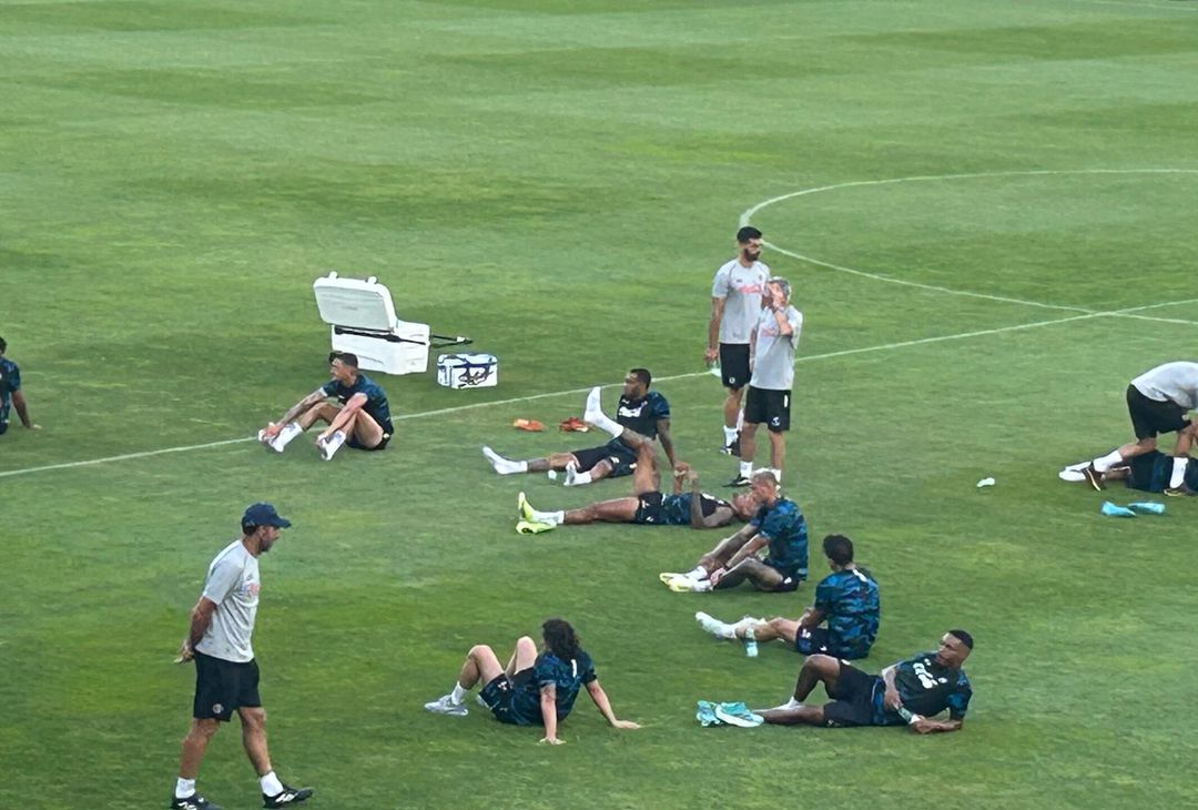 GALLERY Allenamento terminato ed ora momento stretching: calciatori sfiancati - immagine 3