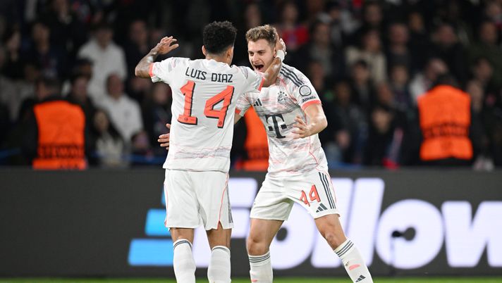PARIS, FRANCE - NOVEMBER 04: Josip Stanisic of Bayern Munich celebrates with teammate Luis Diaz after he scored his team's second goal during the UEFA Champions League 2025/26 League Phase MD4 match between Paris Saint-Germain and FC Bayern München at Parc des Princes on November 04, 2025 in Paris, France. (Photo by Stuart Franklin/Getty Images) Psg-Bayern Monaco: Stanisic ride dell’infortunio di Hakimi, indignazione sui social- immagine 2