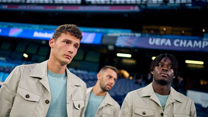 MANCHESTER, ENGLAND - SEPTEMBER 17: Benjamin Pavard of FC Internazionale, Yann Aurel Bisseck of FC Internazionale looks on during the UEFA Champions League 2024/25 League Phase MD1 pitch inspection at City of Manchester Stadium on September 17, 2024 in Manchester, England. (Photo by Mattia Ozbot - Inter/Inter via Getty Images) Inter, chi è il più cedibile tra Bisseck e Pavard e già scelto il sostituto: ecco chi sarà- immagine 1