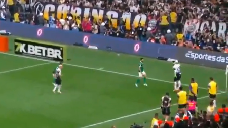 Depay rimane in piedi sopra il pallone, Felipe Anderson reagisce: scoppia la rissa (Fonte Video Account X finn - Score Universal) Depay rimane in piedi sopra il pallone, Felipe Anderson reagisce: scoppia la rissa (Fonte Video Account X finn - Score Universal)