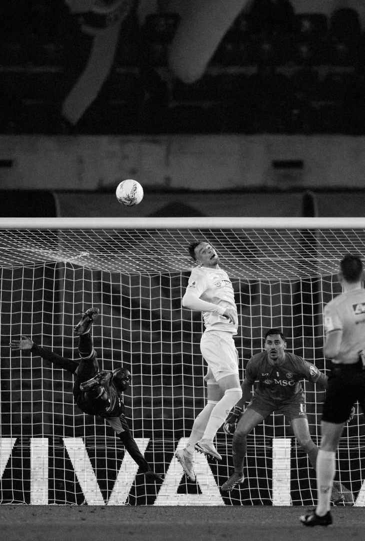 La frustrazione per il pareggio subito al primo tiro in porta e l'emozione di riuscire a portare i tre punti a casa a tempo scaduto: due facce della stessa medaglia che compongono il riassunto 'in bianco e nero' di Hellas Verona-Napoli realizzato dall'admin dell'account Instagram della compagine partenopea.