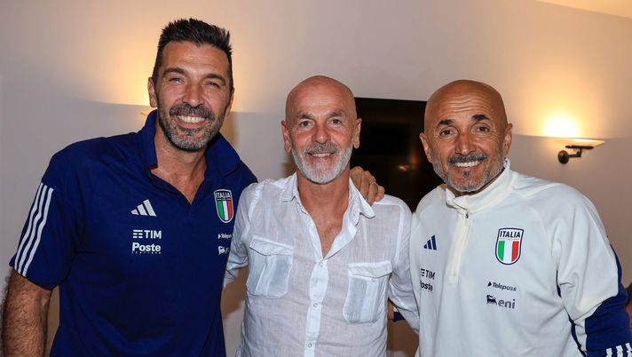 CAIRATE, ITALY - SEPTEMBER 12: (L-R) Head of Italy Delegation Gianluigi Buffon, Stefano Pioli Head coach of AC Milan and Head coach of Italy Luciano Spalletti pose prior to the AC Milan training session at Milanello on September 12, 2023 in Cairate, Italy. (Photo by Giuseppe Cottini/AC Milan via Getty Images) VN – Spalletti esonerato, FIGC su Pioli. Ma prima Ranieri: cosa succede - immagine 1
