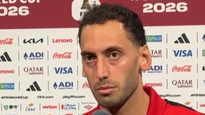 Calhanoglu: “A volte serve uno schiaffo per rialzarsi”. Poi botta e risposta col giornalista Calhanoglu: “A volte serve uno schiaffo per rialzarsi”. Poi botta e risposta col giornalista - immagine 1