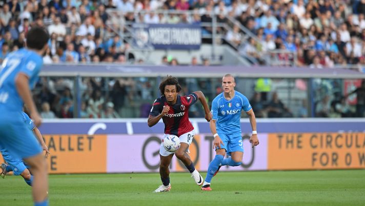 BOLOGNA, ITALY - SEPTEMBER 24: Joshua Zirkzee of Bologna runs with the ball whilst under pressure from Leo Ostigaard of Napoli during the Serie A TIM match between Bologna FC and SSC Napoli at Stadio Renato Dall'Ara on September 24, 2023 in Bologna, Italy. (Photo by Alessandro Sabattini/Getty Images) Bologna-Napoli, le pagelle- immagine 1