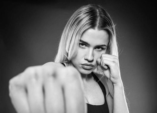 Modella di OnlyFans mostra il seno dopo una vittoria nella boxe: divieto a partecipare - immagine 1