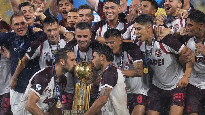 RIO DE JANEIRO, BRAZIL - FEBRUARY 26: Carlos Izquierdoz and Eduardo Salvio of Lanus lift the Champion's trophy after winning the CONMEBOL Recopa 2026 match between Flamengo and Lanus at Maracana Stadium on February 26, 2026 in Rio de Janeiro, Brazil. (Photo by Wagner Meier/Getty Images) Impresa Lanus, ribalta il Flamengo ai supplementari e vince la Recopa Sudamericana 2026 - immagine 1
