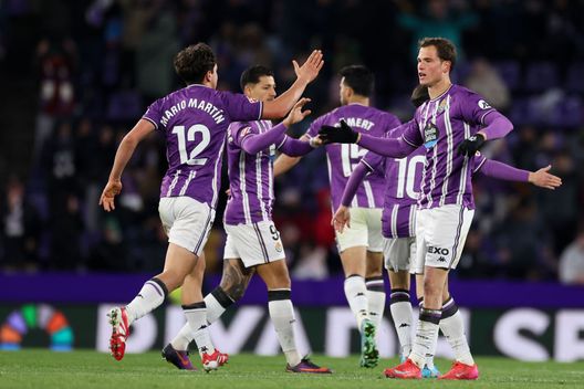 Giocatori del Real Valladolid durante il match contro il Las Palmas del 28 febbraio 2025 giocato a Valladolid (Foto di Florencia Tan Jun/Getty Images) Real Valladolid, le maglie della squadra diventano camici pediatrici- immagine 2