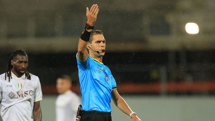 FLORENCE, ITALY - SEPTEMBER 13: Luca Zufferli referee reacts during the Serie A match between ACF Fiorentina and SSC Napoli at Artemio Franchi on September 13, 2025 in Florence, Italy. (Photo by Gabriele Maltinti/Getty Images) La moViola: bene Zufferli, non sbaglia nulla. Netto il fallo di Comuzzo su Anguissa - immagine 1