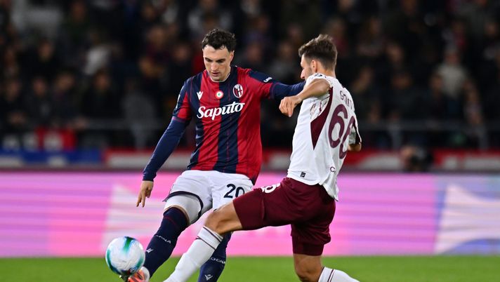 BOLOGNA, ITALY - OCTOBER 29: Nadir Zortea of Bologna FC competes for the ball with Gvidas Gineitis of Torino FC during the Serie A match between Bologna FC 1909 and Torino FC at Renato Dall'Ara Stadium on October 29, 2025 in Bologna, Italy. (Photo by Alessandro Sabattini/Getty Images) Carlino – Rientra Holm, ma domani tocca a Zortea - immagine 1
