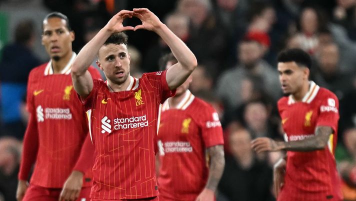 Liverpool's Portuguese striker #20 Diogo Jota (2L) celebrates scoring the opening goal during the English Premier League football match between Liverpool and Everton at Anfield in Liverpool, north west England on April 2, 2025. (Photo by Paul ELLIS / AFP) / RESTRICTED TO EDITORIAL USE. No use with unauthorized audio, video, data, fixture lists, club/league logos or 'live' services. Online in-match use limited to 120 images. An additional 40 images may be used in extra time. No video emulation. Social media in-match use limited to 120 images. An additional 40 images may be used in extra time. No use in betting publications, games or single club/league/player publications. / (Photo by PAUL ELLIS/AFP via Getty Images) Il mondo del calcio sconvolto dalla morte di Diogo Jota. Le reazioni - immagine 1