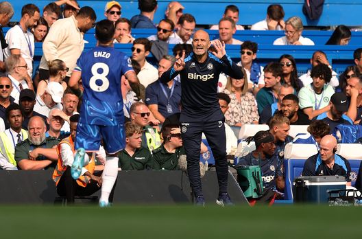LONDRA, INGHILTERRA - 18 AGOSTO: Enzo Maresca, manager del Chelsea, dà istruzioni a Enzo Fernandez del Chelsea durante la partita di Premier League tra Chelsea FC e Manchester City FC allo Stamford Bridge il 18 agosto 2024 a Londra, Inghilterra. (Foto di Julian Finney/Getty Images) Chelsea-Liverpool: il pronostico di DDD- immagine 5