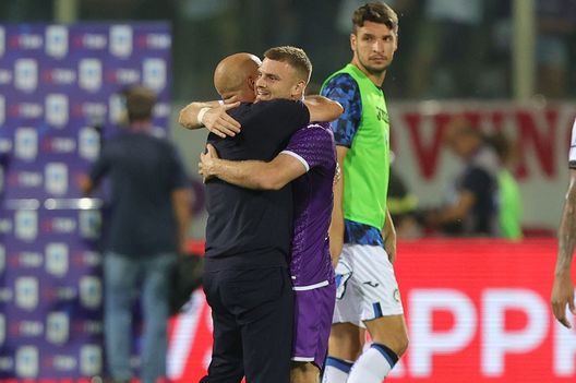 FLORENCE, ITALY - SEPTEMBER 17: Head coach Vincenzo Italiano manager of ACF Fiorentina and Lucas Beltrán of ACF Fiorentina celebrates the victory after during the Serie A TIM match between ACF Fiorentina and Atalanta BC at Stadio Artemio Franchi on September 17, 2023 in Florence, Italy. (Photo by Gabriele Maltinti/Getty Images) Bocci: “Difesa preoccupante, per il portiere andavano spesi 20 milioni”- immagine 2