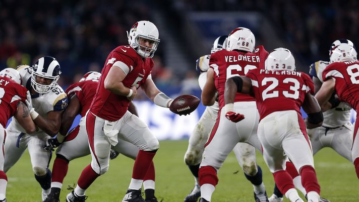 LONDON, ENGLAND - OCTOBER 22: Quaterback Drew Stanton of the Arizona Cardinals hands off during the NFL match between the Arizona Cardinals and the Los Angeles Rams at Twickenham Stadium on October 22, 2017 in London, England. (Photo by Alan Crowhurst/Getty Images) Arizona-Green Bay in diretta streaming gratis: dove vedere la partita di NFL - immagine 1