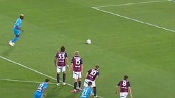 VIDEO Osimhen chiede il rigore e poi lo sbaglia: per il Napoli diventa “Pessi”