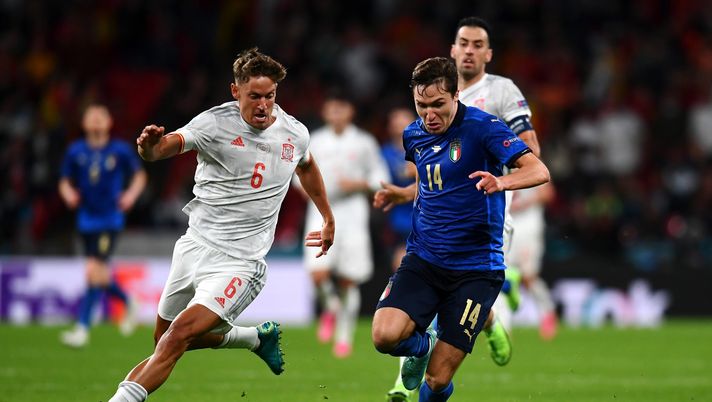 LONDON, ENGLAND - JULY 06: Federico Chiesa of Italy battles for possession with Marcos Llorente of Spain during the UEFA Euro 2020 Championship Semi-final match between Italy and Spain at Wembley Stadium on July 06, 2021 in London, England. (Photo by Claudio Villa/Getty Images)  Italia