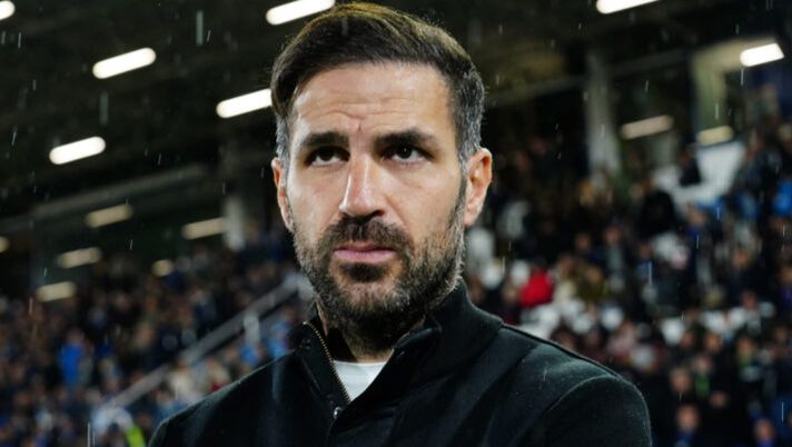 COMO, ITALY - OCTOBER 29: Cesc Fabregas head coach of Como 1907 looks during the Serie A match between Como 1907 and Hellas Verona FC at Giuseppe Sinigaglia Stadium on October 29, 2025 in Como, Italy. (Photo by Pier Marco Tacca/Getty Images) Fabregas: “Calma con Diao, vi spiego perché! Perrone out, Paz, Caqueret, Morata e Ramon incredibile” - immagine 1