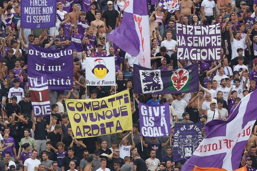 FLORENCE, ITALY - AUGUST 27: Fans of ACF Fiorentina during the Serie A TIM match between ACF Fiorentina and US Lecce at Stadio Artemio Franchi on August 27, 2023 in Florence, Italy. (Photo by Gabriele Maltinti/Getty Images) Rapid Vienna fondamentale, ma il Franchi non sarà tutto esaurito- immagine 2