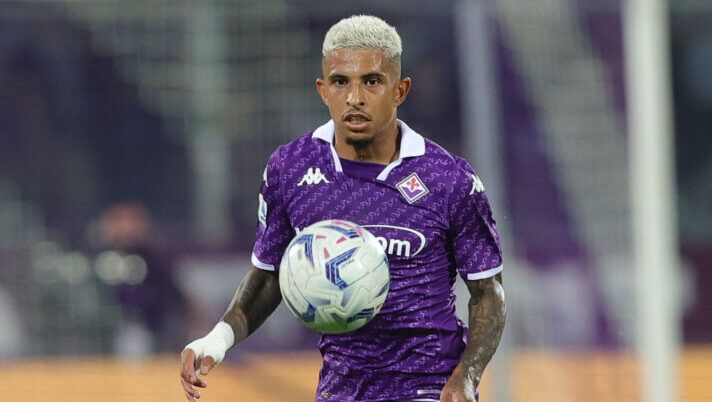 FLORENCE, ITALY - SEPTEMBER 17: Domilson Cordeiro dos Santos known as Dodo of ACF Fiorentina in action during the Serie A TIM match between ACF Fiorentina and Atalanta BC at Stadio Artemio Franchi on September 17, 2023 in Florence, Italy. (Photo by Gabriele Maltinti/Getty Images) Dodo: “Palladino mi ha chiesto almeno 5 gol! E ho fatto questa scommessa con Kean” - immagine 1