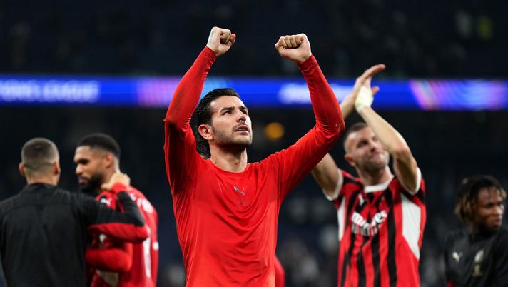 MADRID, SPAIN - NOVEMBER 05: Theo Hernandez of AC Milan shows appreciation to the fans at full-time following the team's victory in the UEFA Champions League 2024/25 League Phase MD4 match between Real Madrid C.F. and AC Milan at Estadio Santiago Bernabeu on November 05, 2024 in Madrid, Spain. (Photo by Angel Martinez/Getty Images) Champions League, il Milan esce dalla zona eliminazione: la classifica - immagine 1