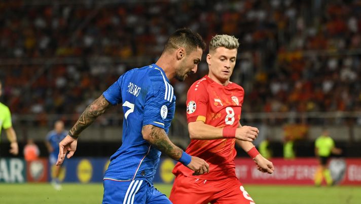 SKOPJE, MACEDONIA - SEPTEMBER 09: Matteo Politano of Italy competes for the ball with Ezgjan Alioski of North Macedonia during the UEFA EURO 2024 European qualifier match between North Macedonia and Italy at National Arena Todor Proeski on September 09, 2023 in Skopje, Macedonia. (Photo by Claudio Villa/Getty Images) Infortunio Politano, Spalletti convoca Orsolini al suo posto per l’Ucraina - immagine 1