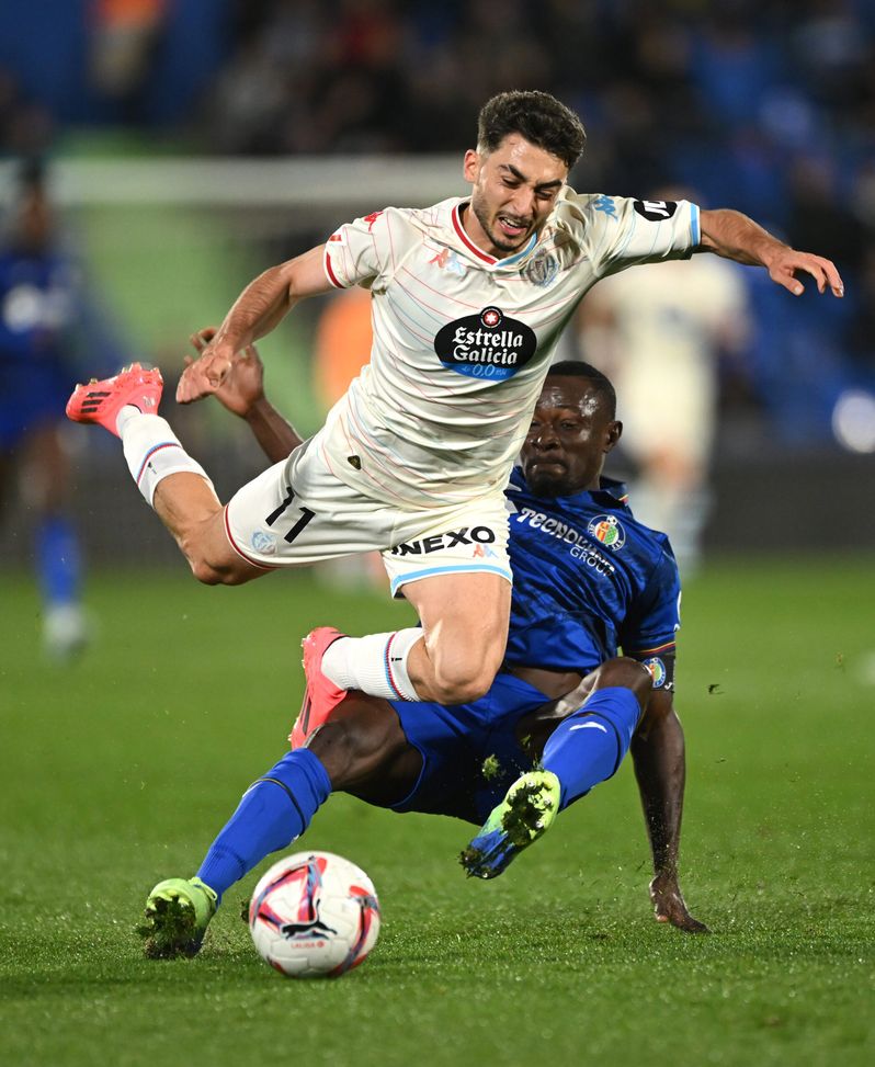 Djené, noto in Spagna per essere particolarmente ruvido, ferma in tackle un avversario. (Foto di Denis Doyle/Getty Images) Getafe, tre giornate di squalifica al capitano Djené per offese all’arbitro- immagine 3