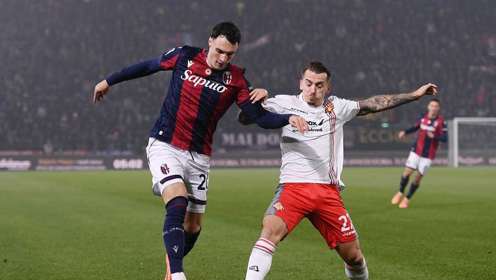 BOLOGNA, ITALY - DECEMBER 01: Nadir Zortea of Bologna is challenged by Jari Vandeputte of Cremonese during the Serie A match between Bologna FC 1909 and US Cremonese at Renato Dall'Ara Stadium on December 01, 2025 in Bologna, Italy. (Photo by Alessandro Sabattini/Getty Images) Ag. Zortea: “Sarà protagonista. Bologna realtà splendida” - immagine 1