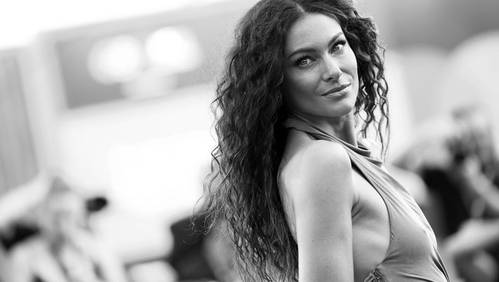 VENICE, ITALY - AUGUST 28: (EDITORS NOTE: Image has been converted to black and white.) Paola Turani attends a red carpet for 'Beetlejuice Beetlejuice' during the 81st Venice International Film Festival at on August 28, 2024 in Venice, Italy. (Photo by Vittorio Zunino Celotto/Getty Images) Sfogo Paola Turani: “Altro figlio? Certe domande non andrebbero fatte perché…” - immagine 1