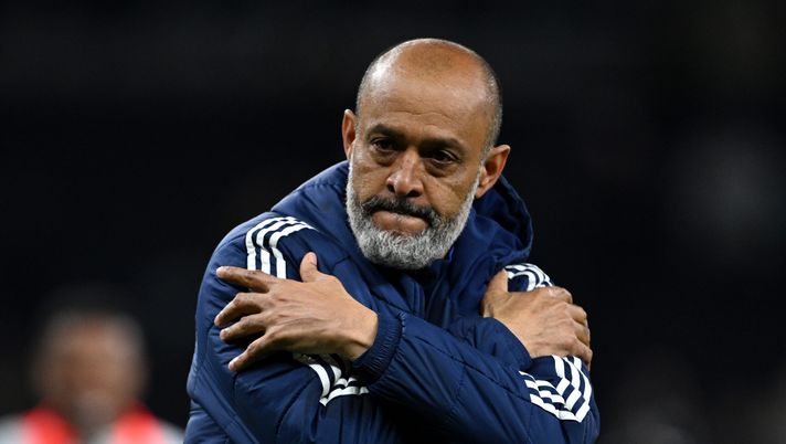 LONDON, ENGLAND - APRIL 21: Nuno Espirito Santo, Manager of Nottingham Forest, reacts with a cold gesture to fans after the Premier League match between Tottenham Hotspur FC and Nottingham Forest FC at Tottenham Hotspur Stadium on April 21, 2025 in London, England. (Photo by Justin Setterfield/Getty Images) Allenatore Roma: i punti in comune tra Espirìto Santo e Ranieri secondo Wes Morgan - immagine 1