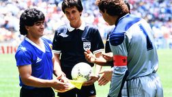 Maradona, rivive la “Mano di Dio”: all’asta la maglia di Shilton