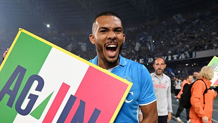 NAPLES, ITALY - MAY 23: Juan Jesus of Napoli celebrates victory following the Serie A match between Napoli and Cagliari at Stadio Diego Armando Maradona on May 23, 2025 in Naples, Italy. (Photo by Francesco Pecoraro/Getty Images) Juan Jesus: “Mai attaccato l’Inter e non sputo nel piatto in cui ho mangiato: accettate le sconfitte” - immagine 1