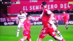 VIDEO / Marcelo rompe la gamba a un avversario e scoppia in lacrime: infortunio choc