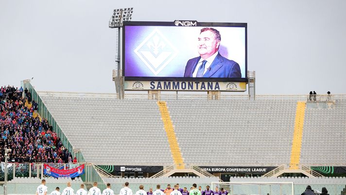 FLORENCE, ITALY - APRIL 18: Minute of silence in memory of Joe Barone during the UEFA Europa Conference League 2023/24 Quarter-final second leg match between ACF Fiorentina and Viktoria PlzeÅ at on April 18, 2024 in Florence, Italy.(Photo by Gabriele Maltinti/Getty Images Barone Jr: “La fondazione donerà dei defibrillatori. Il nostro progetto” - immagine 1