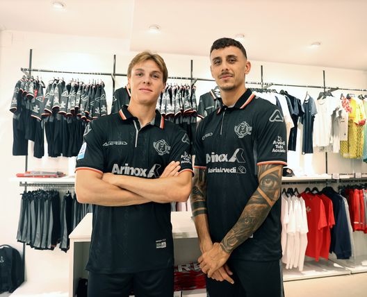 Cremonese, presentata la nuova terza maglia: look total black- immagine 6
