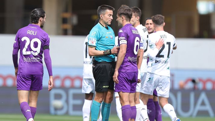 FLORENCE, ITALY - APRIL 27: Antonio Rapuano referee and Luca Ranieri of ACF Fiorentina during the Serie A match between Fiorentina and Empoli at Stadio Artemio Franchi on April 27, 2025 in Florence, Italy. (Photo by Gabriele Maltinti/Getty Images) Ranieri ammonito, scatta la diffida! Salterà la sfida contro la Roma - immagine 1