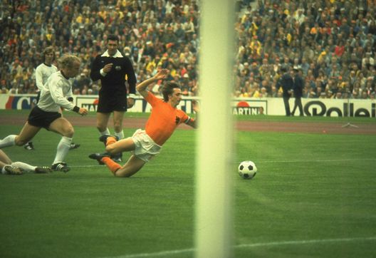 Calcio in lutto: è morto Hugo Sotil, la ‘spalla’ Cruijff nel Barcellona- immagine 2