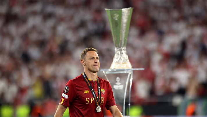 BUDAPEST, HUNGARY - MAY 31: Nemanja Matic of AS Roma walks past the UEFA Europa League Trophy with their runners up medal following their side's defeat to Sevilla FC in the penalty shoot out during the UEFA Europa League 2022/23 final match between Sevilla FC and AS Roma at Puskas Arena on May 31, 2023 in Budapest, Hungary. (Photo by Maja Hitij/Getty Images) Matic e il rigore di Budapest: “Due anni dopo ho bisogno di una risposta” - immagine 1