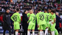 Wolfsburg-Colonia, il guardalinee va ko e… viene sostituito da uno spettatore!