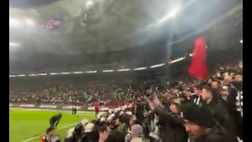 Tifosi del Besiktas si godono la vittoria con il Fenerbahce