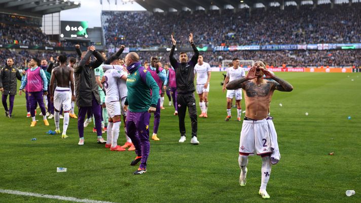BRUGES, BELGIUM - MAY 08: Dodo of ACF Fiorentina celebrates with the fans after reaching the final of the UEFA Europa Conference League following the UEFA Europa Conference League 2023/24 Semi-Final second leg match between Club Brugge and ACF Fiorentina at Jan Breydelstadion on May 08, 2024 in Bruges, Belgium. (Photo by Dean Mouhtaropoulos/Getty Images) Poesio: “Fiorentina macchina da coppe. Con l’Olympiakos finale da favorita” - immagine 1