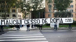 Lazio, gli ultras non dimenticano il derby perso: “Mancini ce**o de Roma”